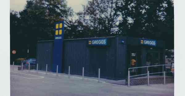 爷爷给孙子做智能机器人